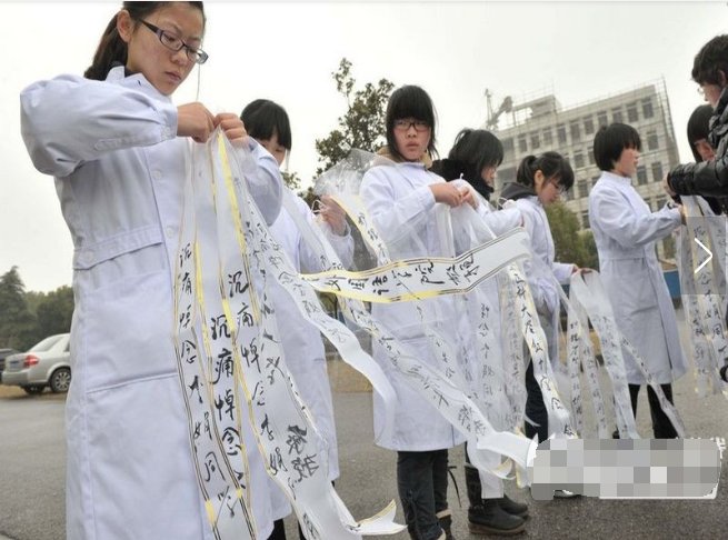 直击:大一女生李娟不幸病逝葬礼,遗体捐献母校科研,万人悼念