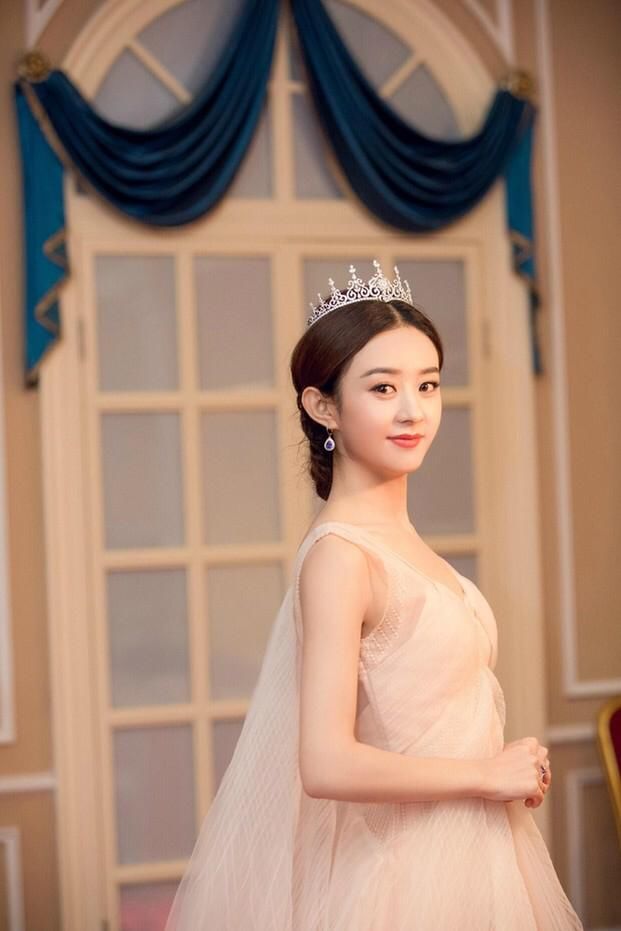 赵丽颖穿裙子可以说仙女本人了,这样穿身材缺陷却暴露