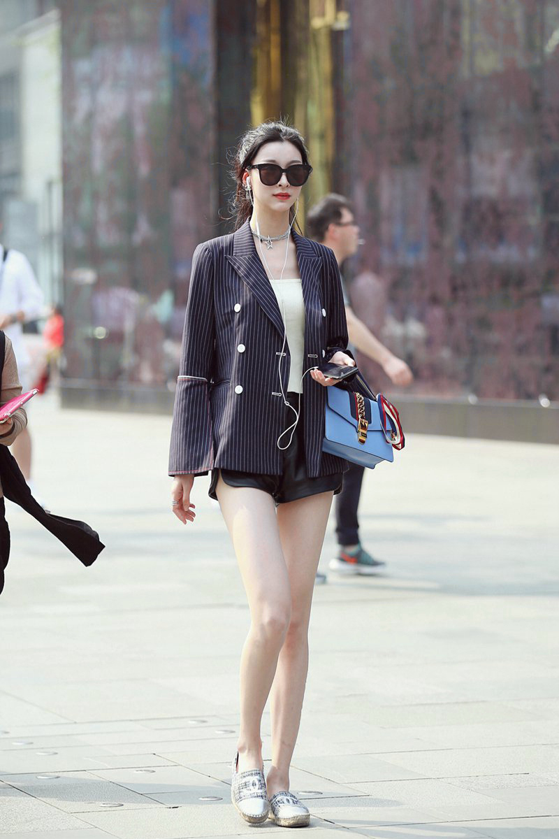 街拍:高挑美女的穿搭术,这么修长的身材令人羡慕不已