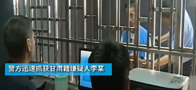 每日动态图:我只是蹲下去系鞋带啊