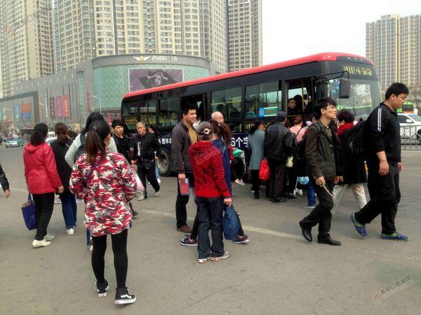 公交车站不排队 上车挤成一窝蜂