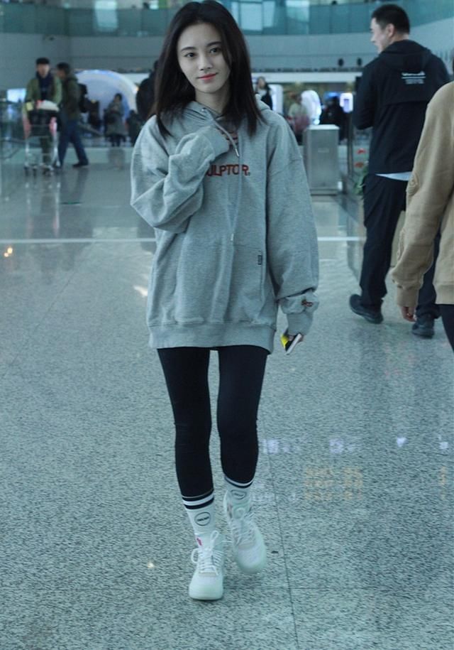 鞠婧上演表情版网友在忙我表情包,偶像:包袱真人掉一地图片