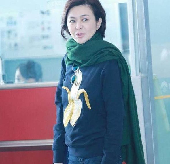 关之琳穿牛仔裤现身,肤白雪白,网友:又美回来了!