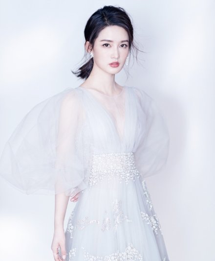李沁出席某活动,身着白色薄纱礼服,清新脱俗,愈发魅力