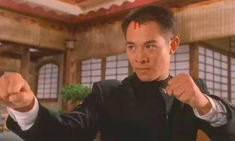 李连杰曾在1994年的时候,出演了《精武英雄》,在这部电影之中饰演