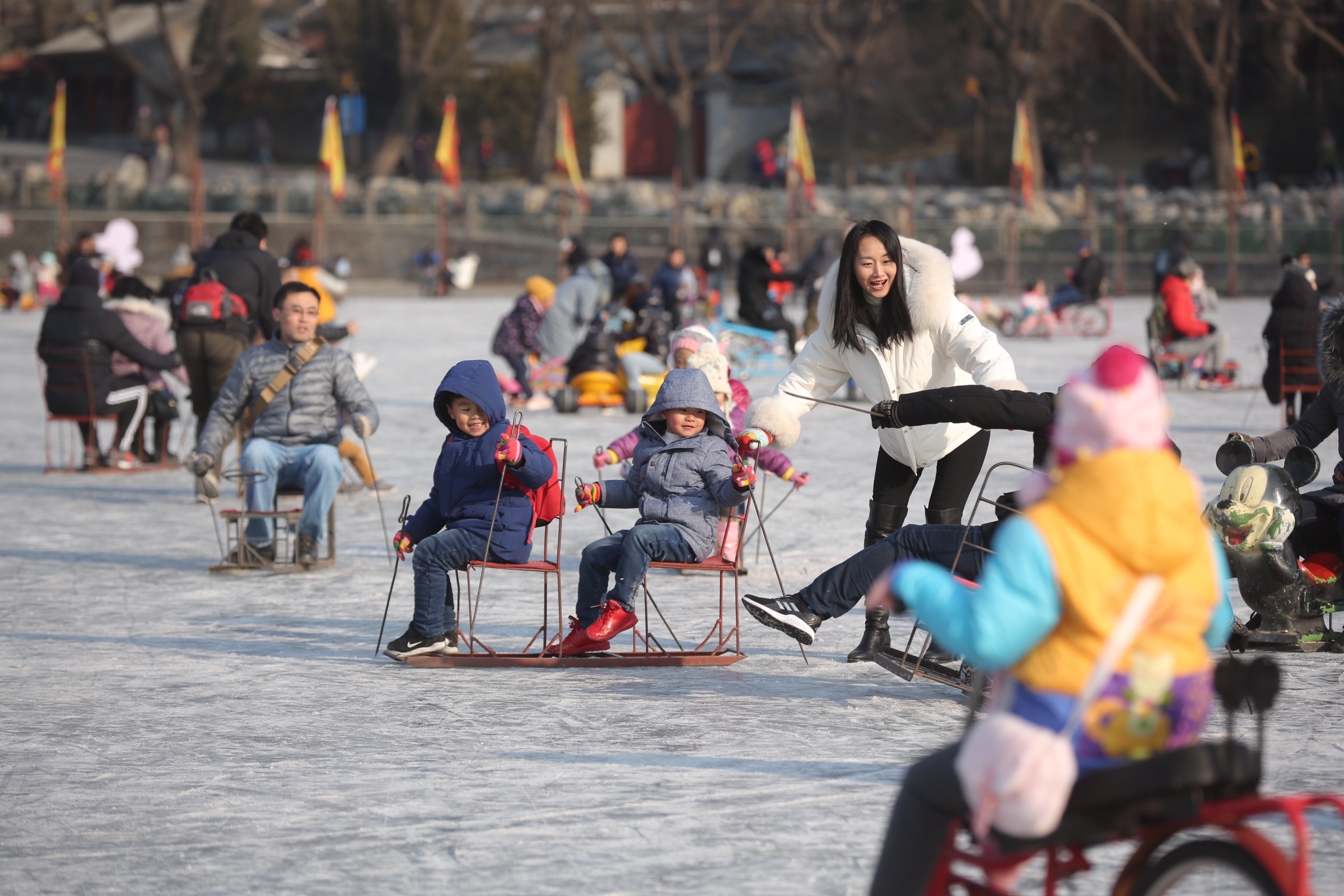 2018年12月31日,北海公园冰场,市民游客在冰场内滑冰车.