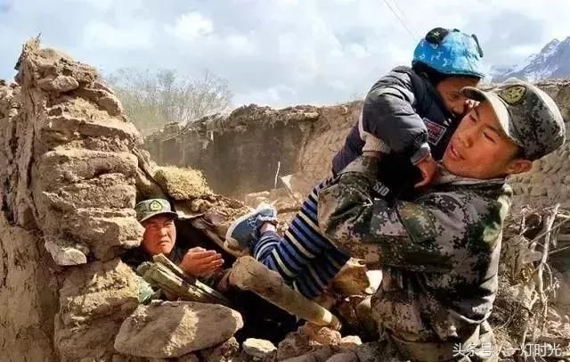 回首2017年军人感动的瞬间,哪一个瞬间触动你心弦