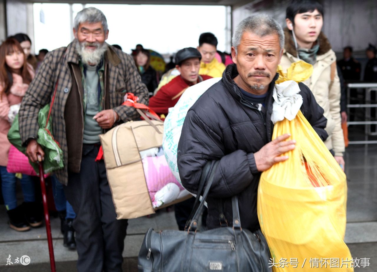 返乡路上的农民工,背着行李回家的他们会想些什么?