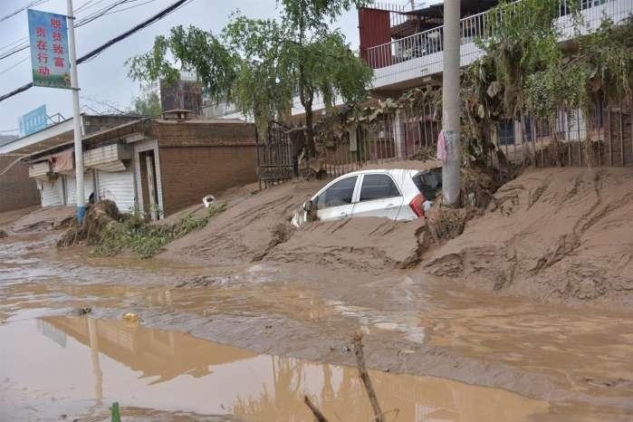 陕西绥德遭洪水"围城 村民在齐腰淤泥中呼救