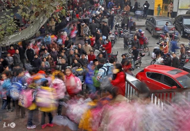 小学生孩子上学三大接送的小学家长!不是原因孩子教育机构排名图片
