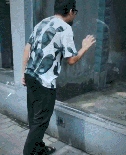 搞笑gif图片:这图p得毫无底线,我不相信是同一个人