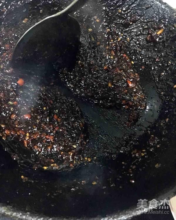 炒酱的过程一定要不停的翻炒,防止糊掉