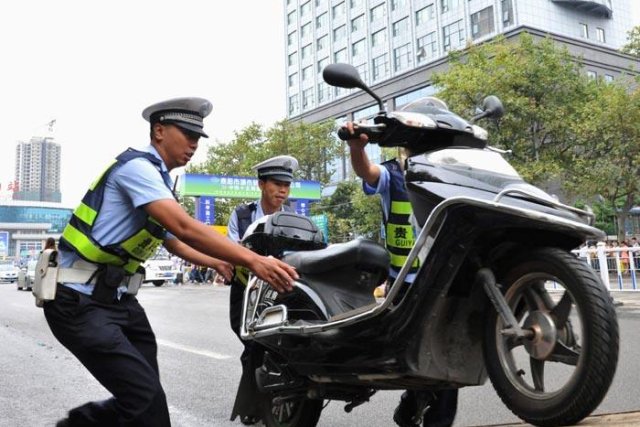 电动车新标准已经实行,交警严查超标车,旧的超标车只能报废