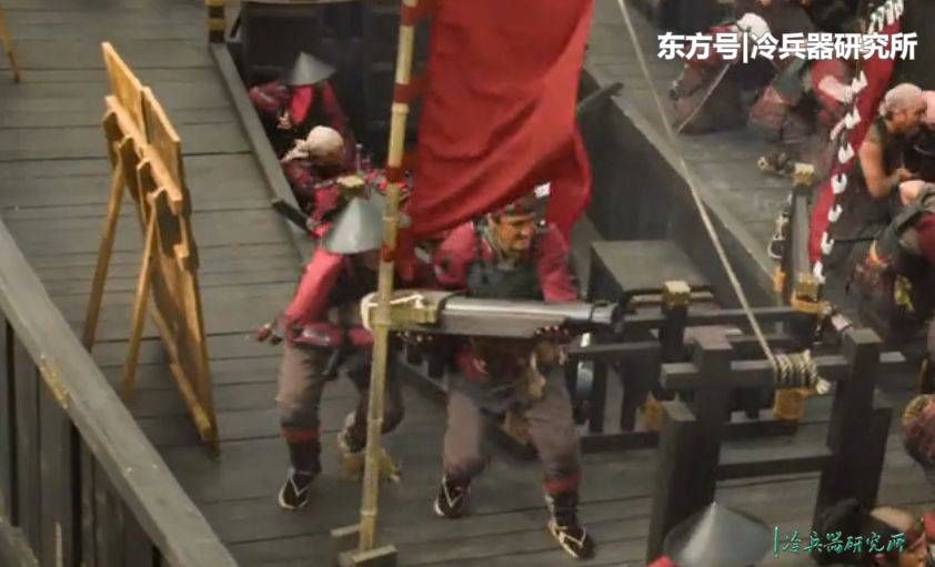 韩国人是拍抗日神剧的?被海战医院的《鸣梁推上》神坛离电影院很近英文同义句图片