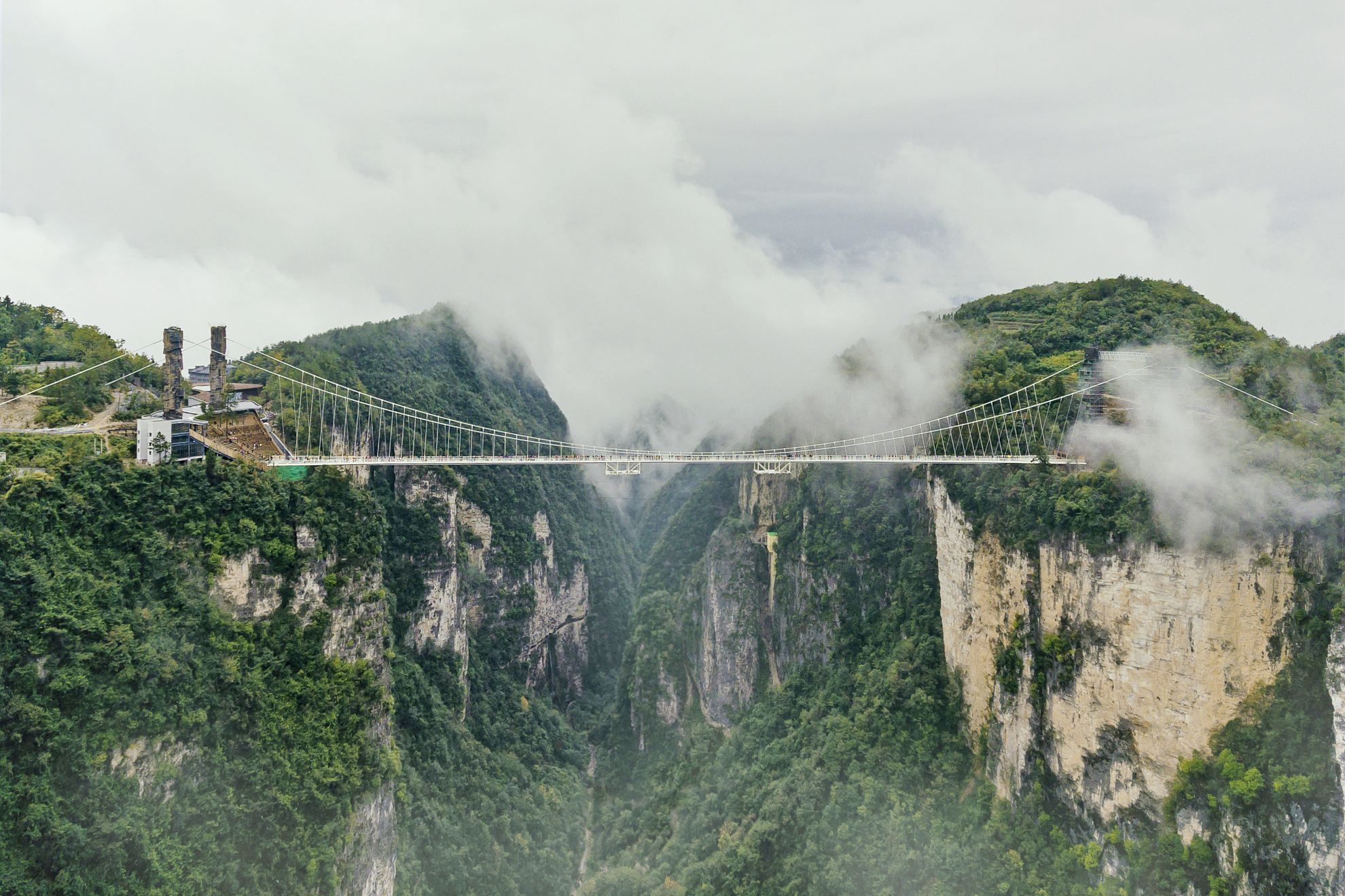 张家界大峡谷玻璃桥名"云天渡",位于湖南省张家界大峡谷景区栗树垭和