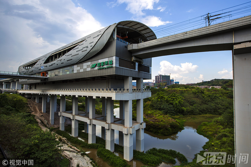 重庆,联接北碚和南岸茶园的六号线,设计师脑洞大开直接把轻轨站建在水