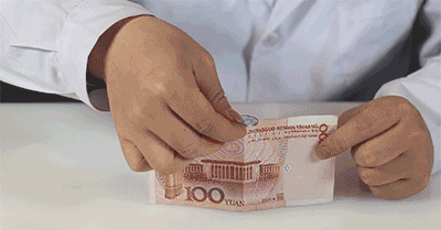 第一步:将纸币竖立在桌子上,尝试着把硬币平放在纸币上.