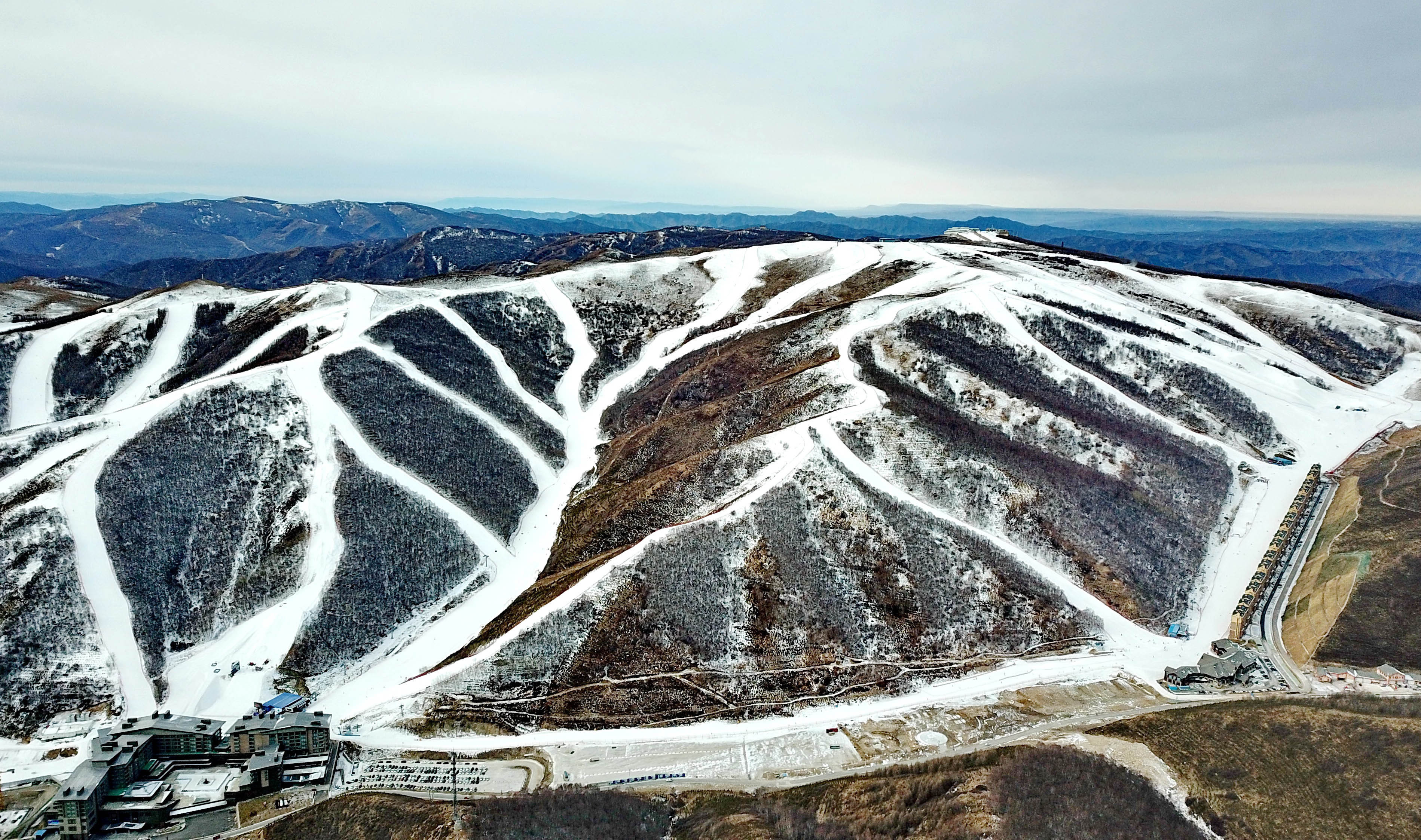 正文    ↑1月15日,滑雪爱好者在张家口市崇礼区万龙滑雪场滑雪