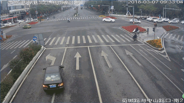 跨越实线换道是不会被拍的,如果在路口装的是摄像头,就有可能被记录