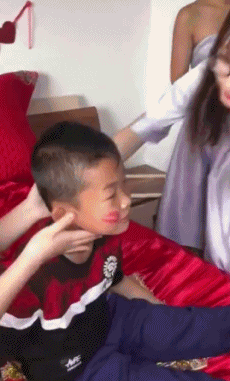 搞笑gif:这就是你们喜欢的细腿美女?真怕风给她吹断了