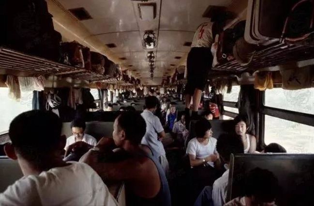 80年代的绿皮火车和赶火车人:原来那时候乘火车是这个