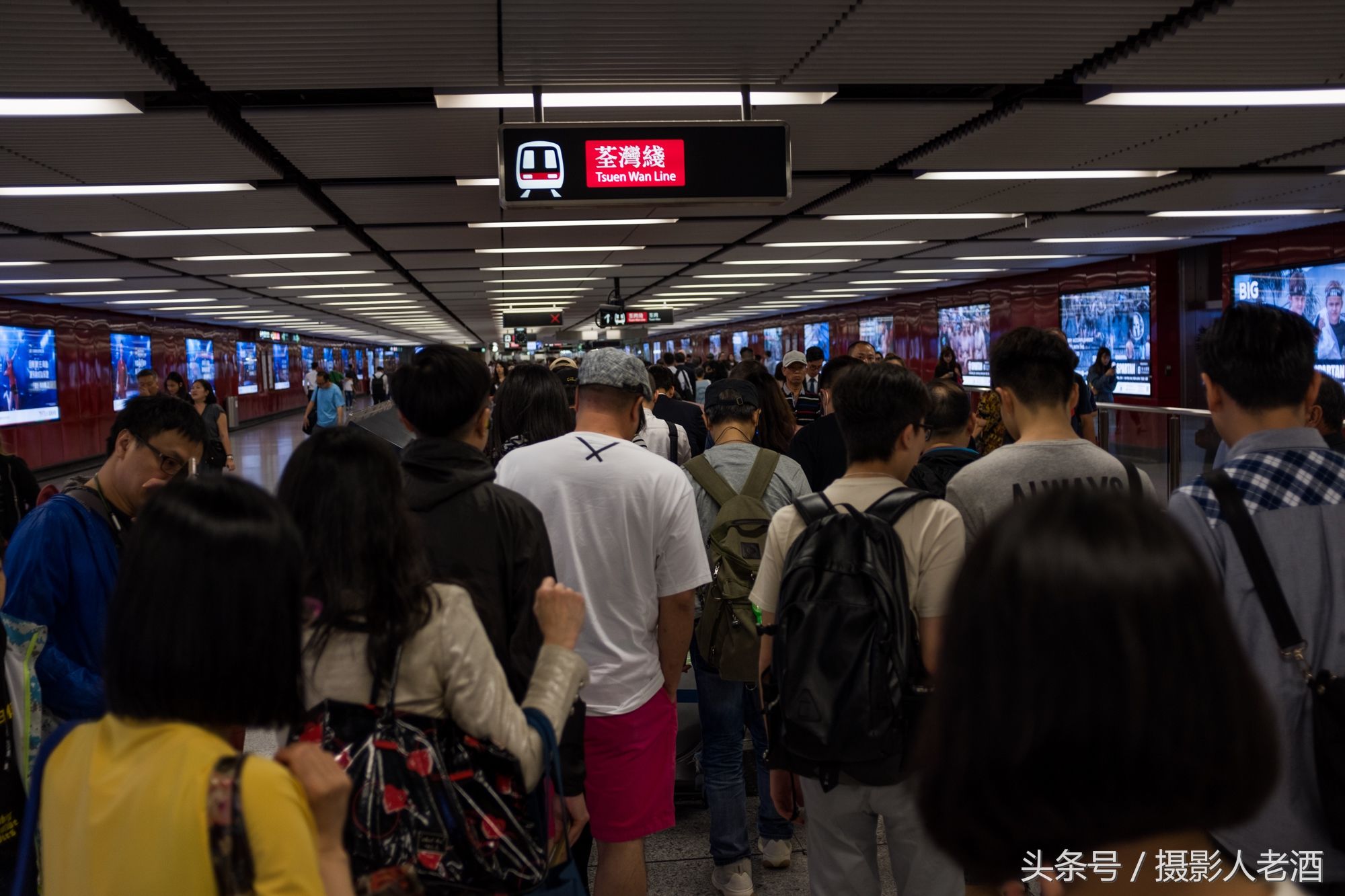 在一些繁忙路段的地铁站,一整天都是高峰期一般的密集人流.