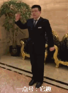 搞笑gif:兄弟我白酒三斤半,啤酒任你灌!