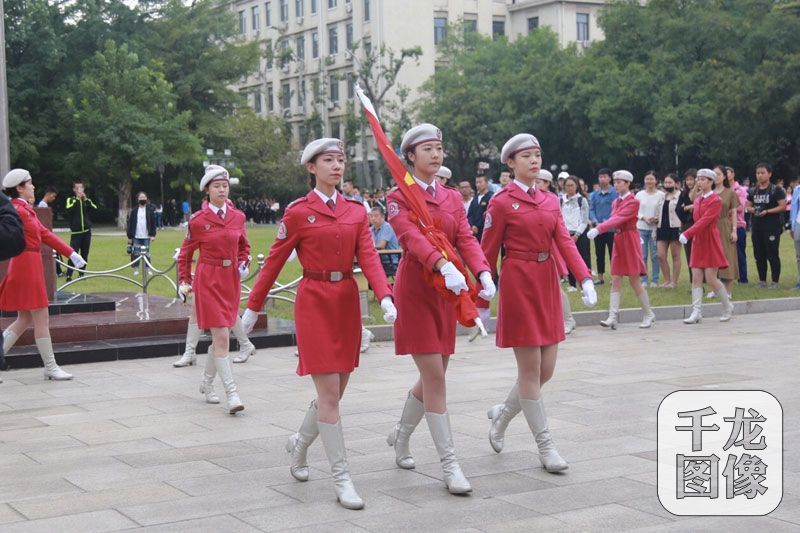 图为中华女子学院清一色的女大学生国旗仪仗队.李佳琦摄 千龙网发