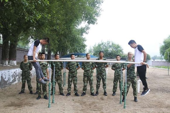 大同大学音乐学院师生通过住边防,走边防,站边防和边防战士零距离的