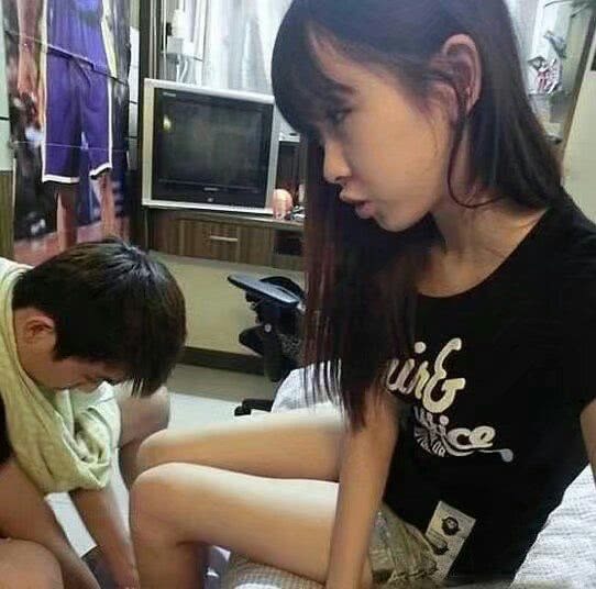 搞笑gif内涵图片:漂亮的妹子就是与众不同啊,看书也不忘练一字马,看得
