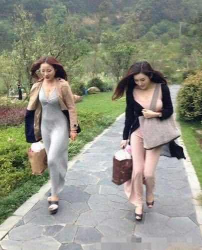 刮这么大的风,妹子还非穿裙子出门,这下可好啥都看清楚了