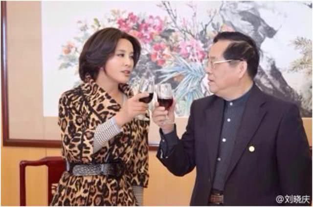 61岁刘晓庆4段婚姻为何没生孩子?著名评论员老梁说出了其原因