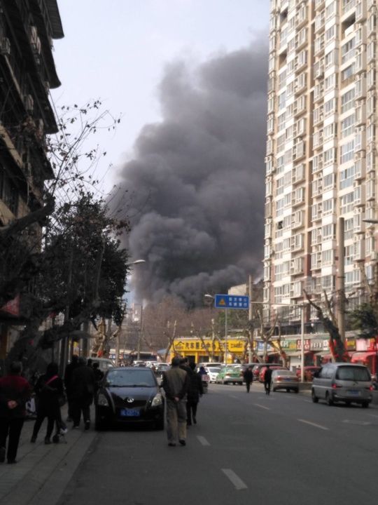 成都一小区突发火灾浓烟滚滚 系电瓶车起火已扑灭无伤亡