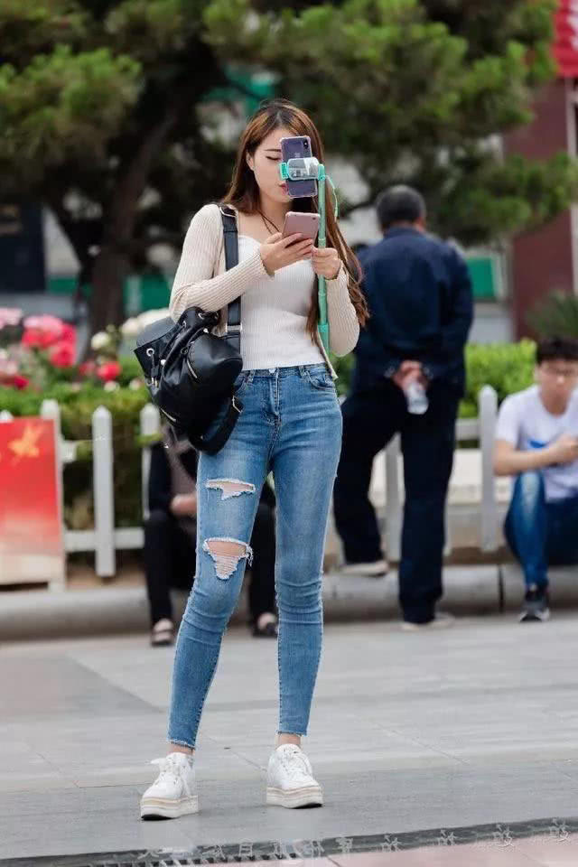 今天有幸,在街头碰到直播中的牛仔裤女主播