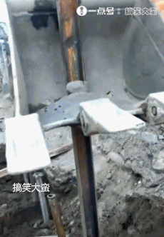 搞笑gif:葡萄酒是这样制作的吗?纯手工打造价格应该不菲!