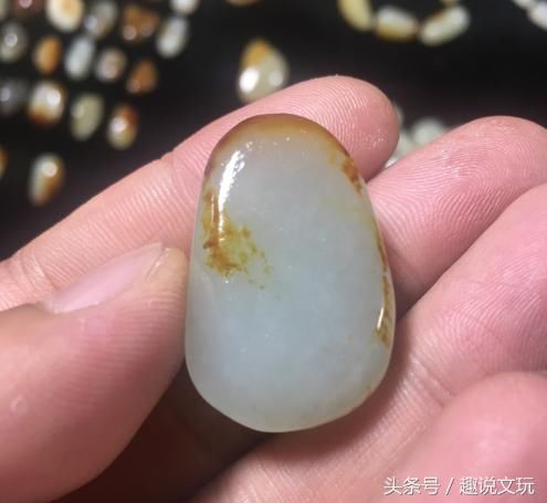 结构为雪花状,和籽料的絮状结构也有明显的区别.