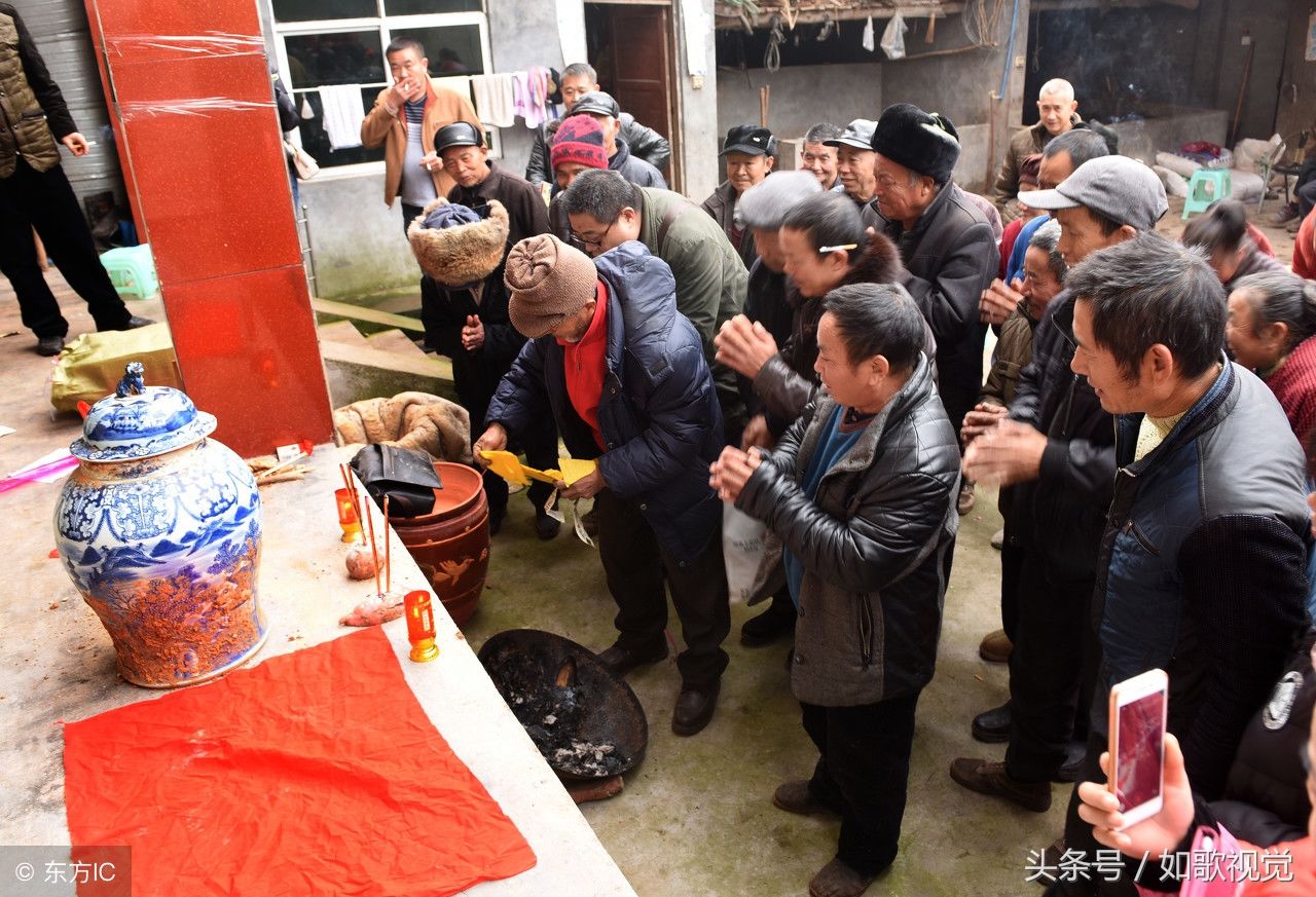 四川成都简阳高明乡,村民杨庆扛起农具为祖先杨友祥迁坟,刨土时意外