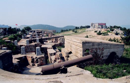 西炮台坐落在旅顺茂林街,始建于1900年,海拔是197米,是守护军港后路