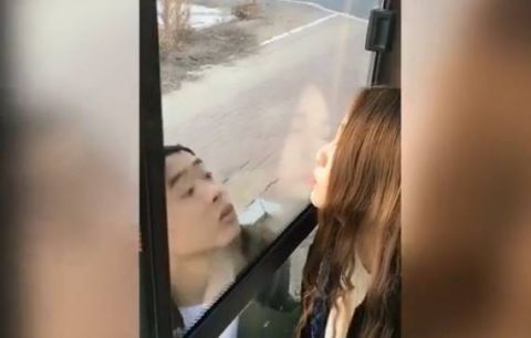 单身男子隔着玻璃,亲吻公交车里的美女,等美女一睁眼