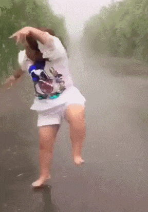 每日搞笑:楼上傻子终于结婚了,晚上动静很大