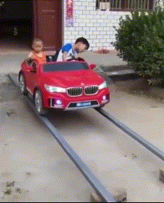 孩子的玩具车开出了火车的感觉!