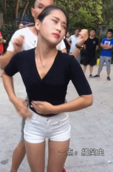 搞笑gif: 你们摆好架势吧,姐要开始劈腿了!