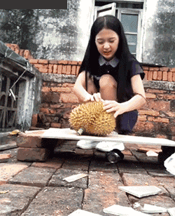 搞笑gif图:看了妹子的表情,我有一个大胆的想法