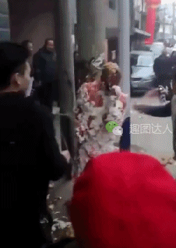 搞笑gif图:这墙怎么就不给我让道呢?我就不信这邪了!