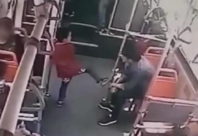 熊孩子公交车踢人,他一把抓起爆摔男童致入院