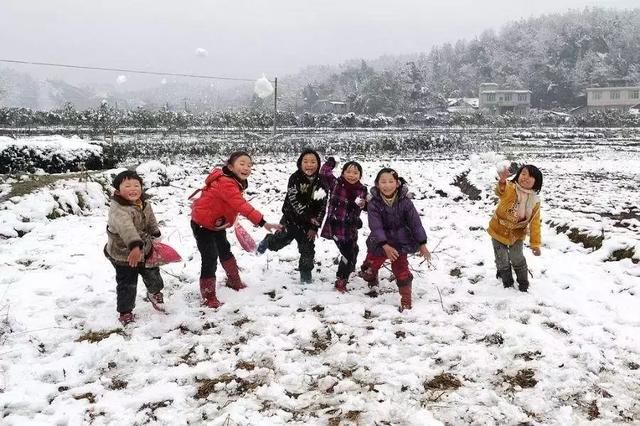 下雪了,多么惬意的农村生活!