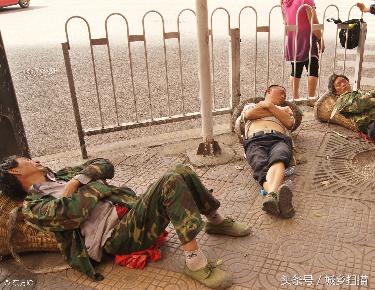 水泥地当床睡得香,农民工12幅午睡图,这样的午休条件你忍心看吗