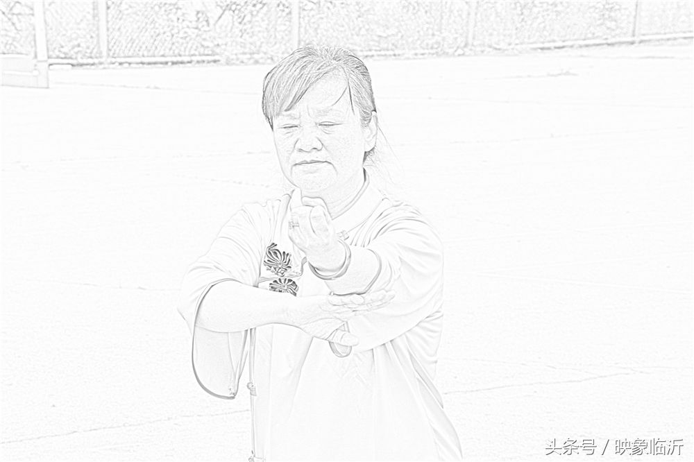 素描:济南高校练太极拳的老太太 一招一式很有宗师风范