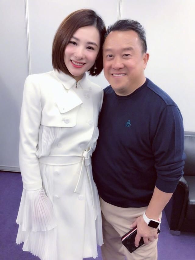 38岁刘璇与成龙曾志伟等合照,与王祖蓝夫妇合照显得李亚男真高