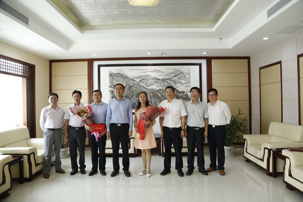 毕小彬市长看望慰问教师